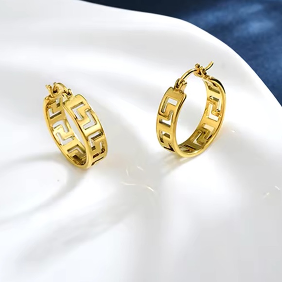 Veronique - Vintage Classic Style Hoop Earrings - Picture 5 of 7